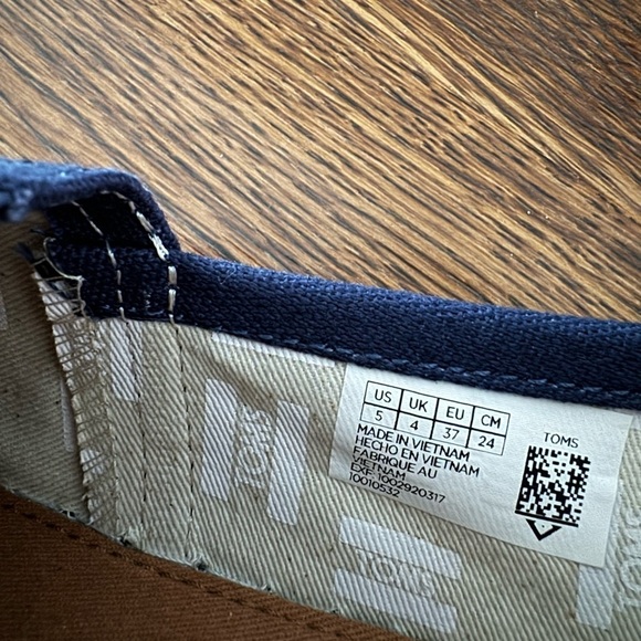 NEW TOMS unisex navy classic slip on shoes (youth size 5) - Picture 4 of 7